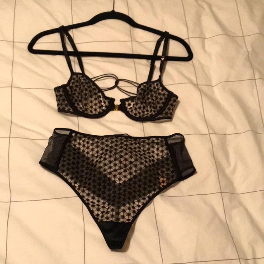NWT Victoria’s Secret 32B/Small Black Starburst lingerie set